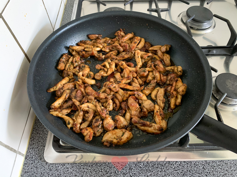 Kipshoarma met pitabrood, knoflooksaus en wittekoolsalade