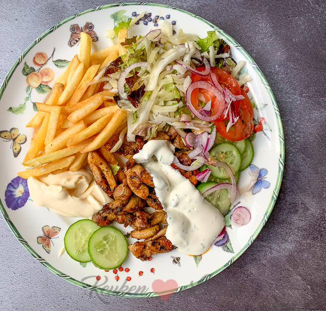 Kipshoarma met pitabrood, knoflooksaus en wittekoolsalade Kipshoarma met pitabrood, knoflooksaus en wittekoolsalade