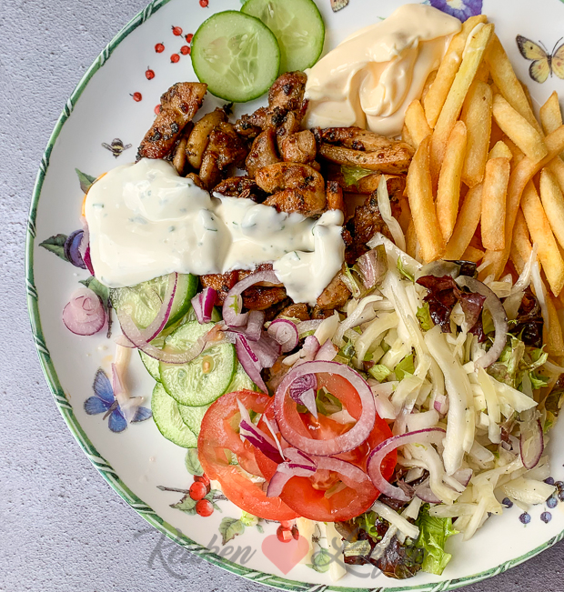 Kipshoarma met pitabrood, knoflooksaus en wittekoolsalade Kipshoarma met pitabrood, knoflooksaus en wittekoolsalade