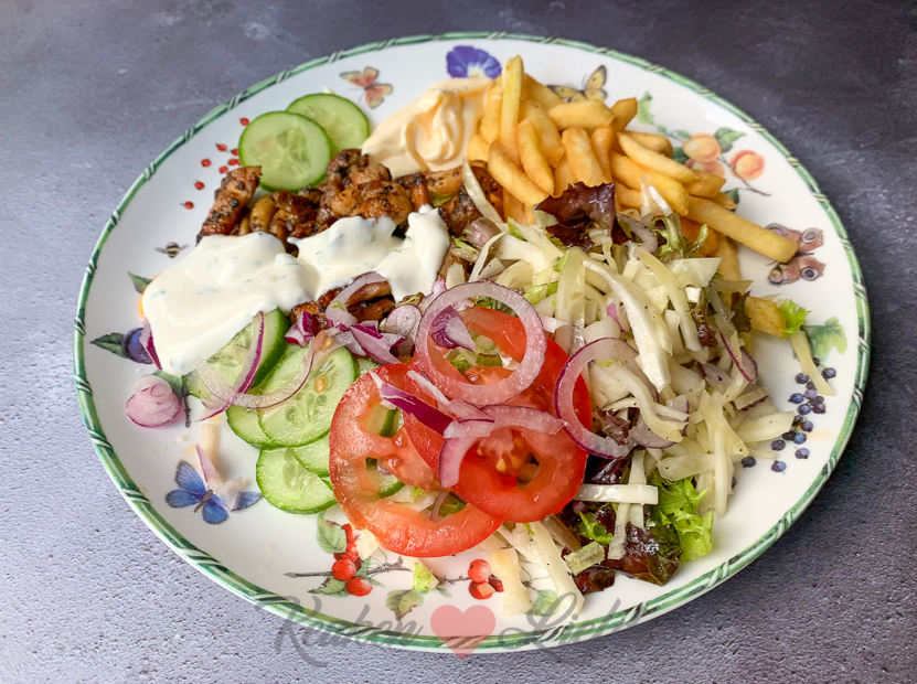 Kipshoarma met pitabrood, knoflooksaus en wittekoolsalade Kipshoarma met pitabrood, knoflooksaus en wittekoolsalade