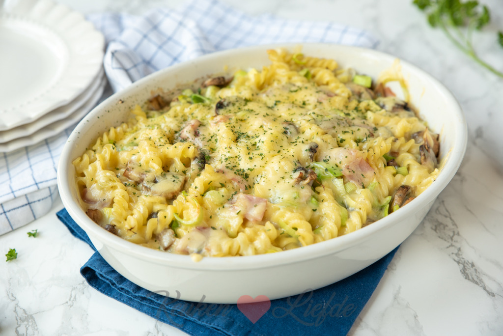 Pasta ovenschotel met ham, champignons en prei