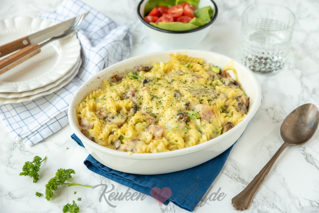 Pasta ovenschotel met ham, champignons en prei