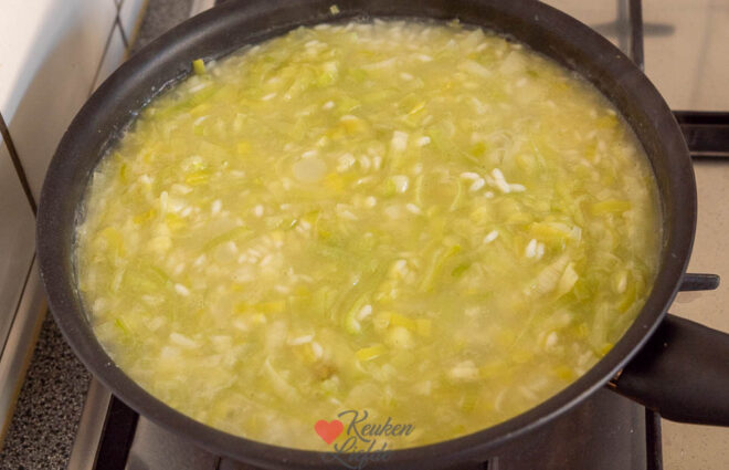 Voeg de bouillon toe en kook gaar