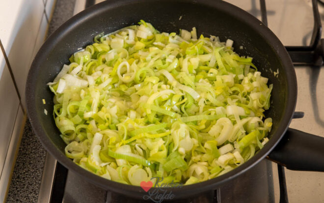 Bak de prei en knoflook zacht