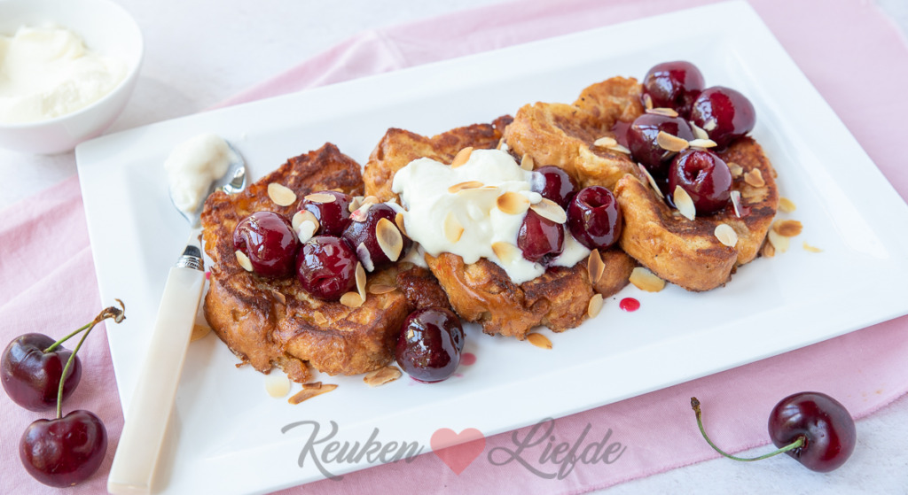 Suikerbrood wentelteefjes met kersen Suikerbrood wentelteefjes met kersen