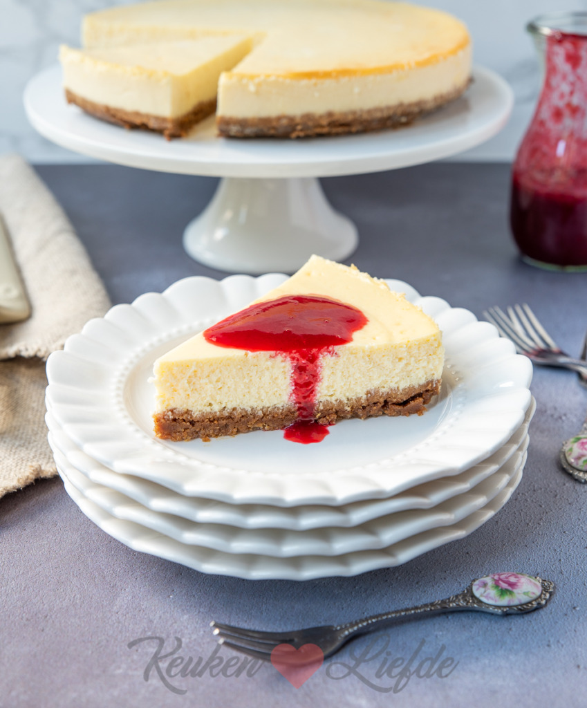 Klassieke cheesecake met frambozensaus Klassieke cheesecake met frambozensaus