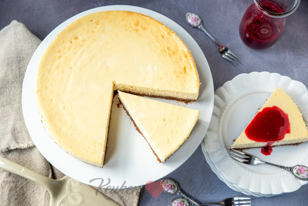 Klassieke cheesecake met frambozensaus Klassieke cheesecake met frambozensaus