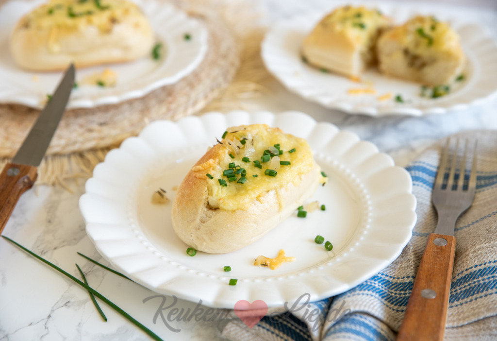 Snelle kaas-uienbroodjes