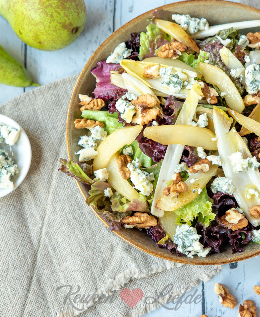 Salade met peer, witlof en blauwe kaas Salade met peer, witlof en blauwe kaas