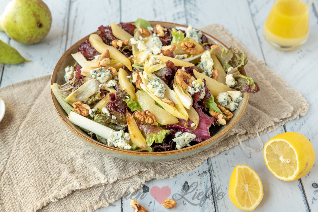 Salade met peer, witlof en blauwe kaas