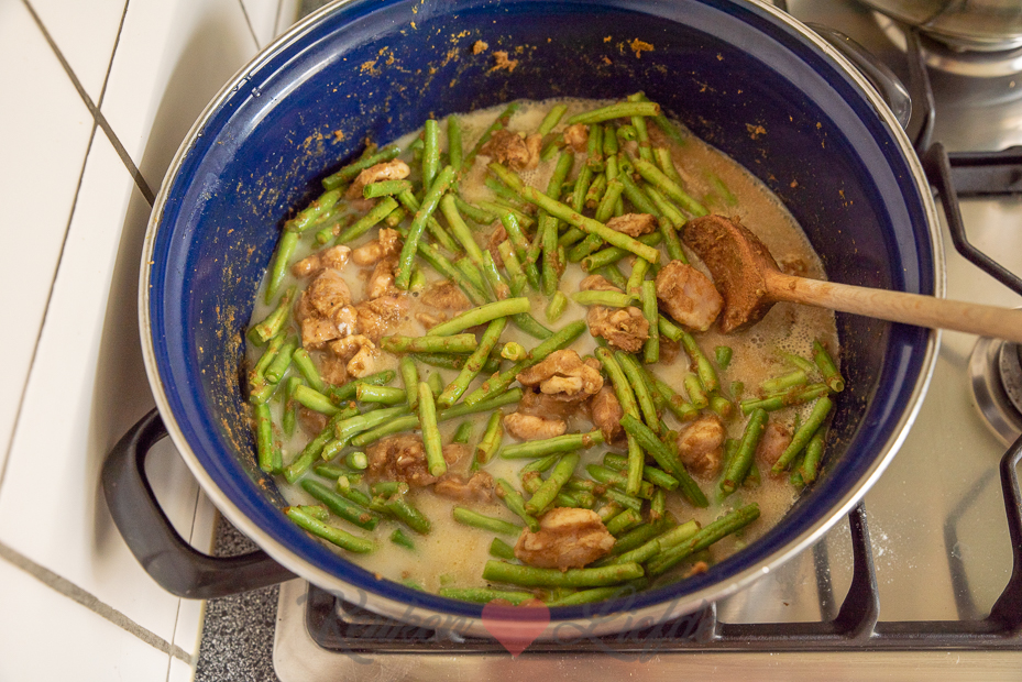 Groene curry met kip en sperziebonen