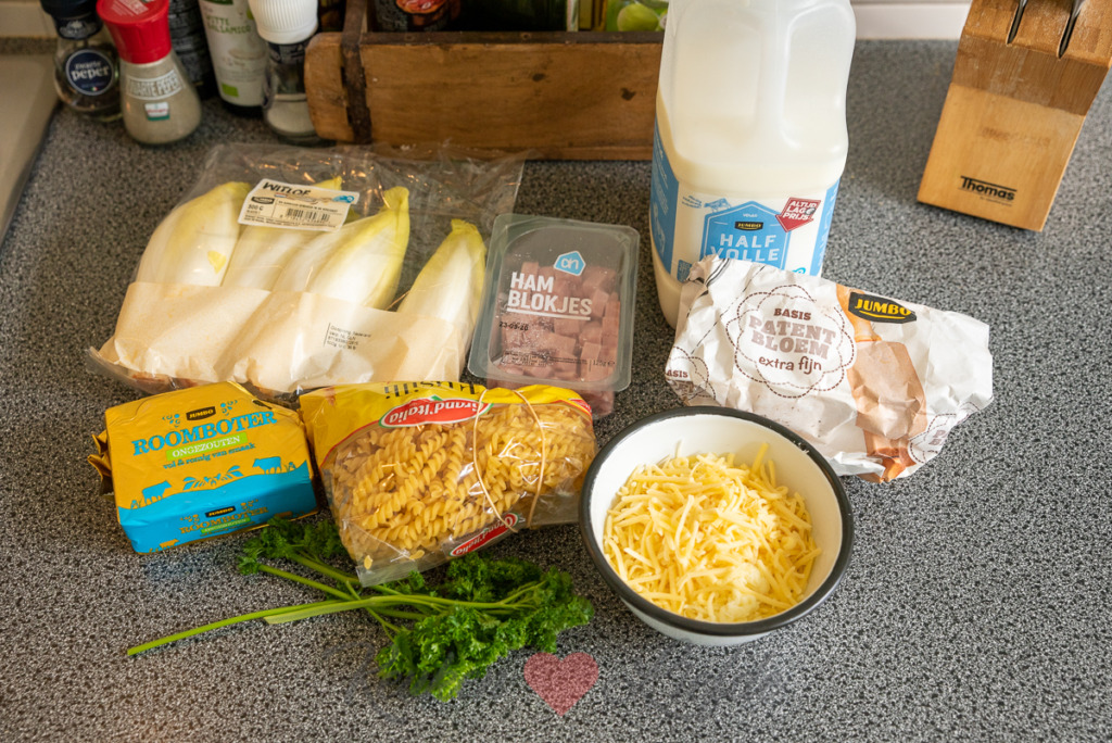 Pasta gratin met witlof, ham en kaassaus