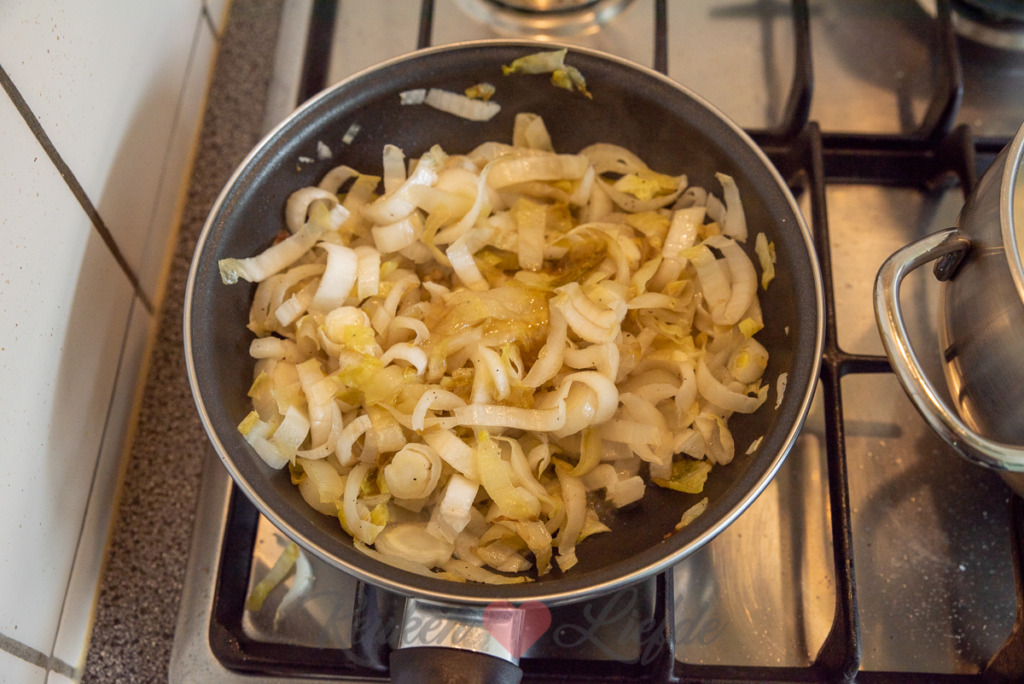 Pasta gratin met witlof, ham en kaassaus