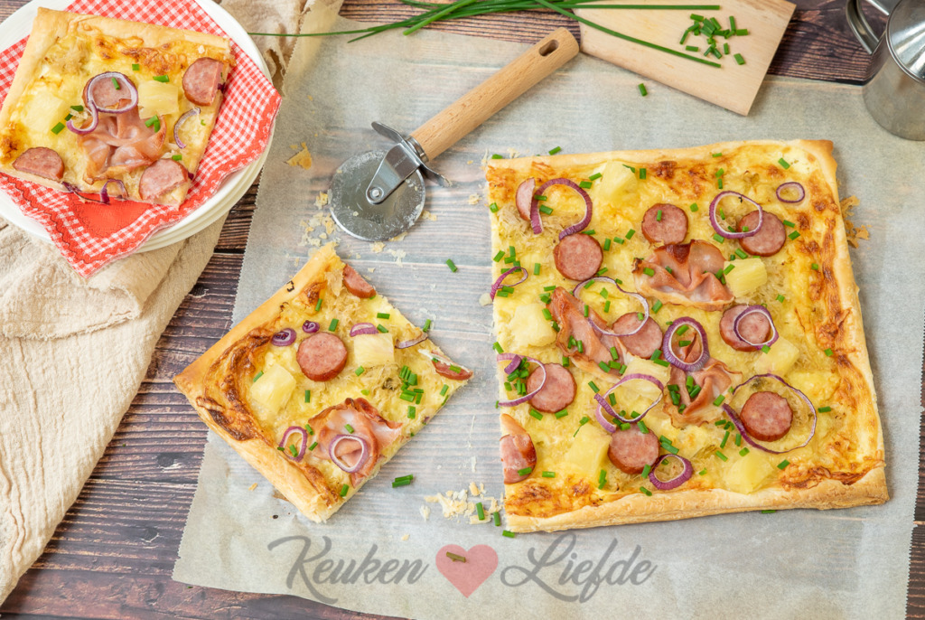 Plaattaart met zuurkool en rookworst