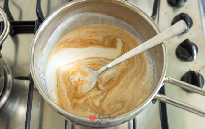 Verwarm de kokosmelk