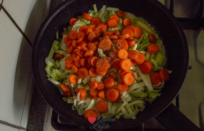 Stoof de wortel en prei gaar