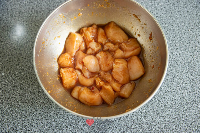 Marineer de kip en zet afgedekt weg