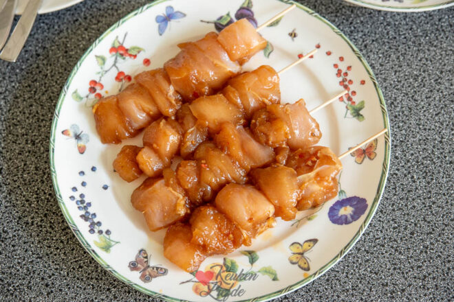 Rijg de kipsaté en grill ze