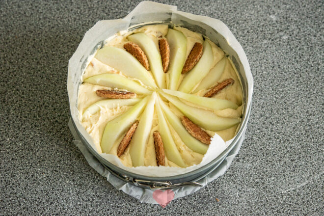 Leg de peren op de cake