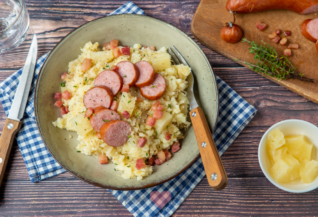 Zuurkoolstamppot met ananas, spekjes en rookworst