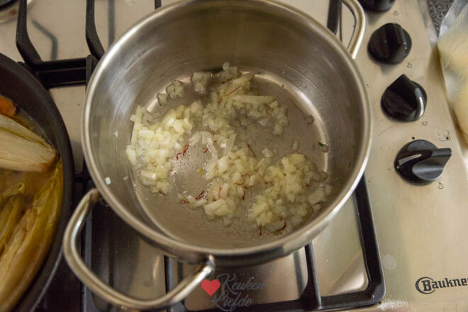 Fruit de sjalot zacht met saffraan en blus af met witte wijn