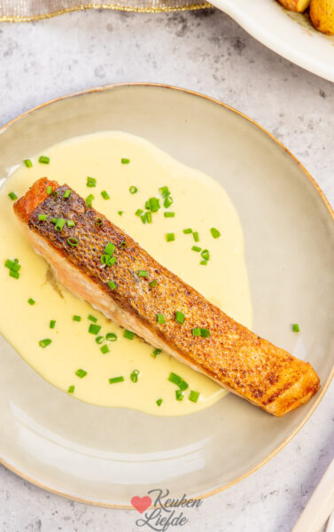 Serveer de zalm met de wittewijnsaus
