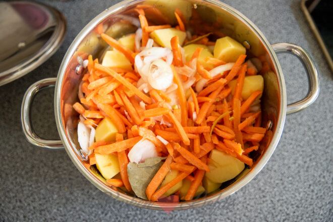 Kook de aardappels, wortels en uien gaar