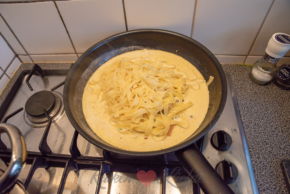 Tagliatelle met roomsaus en gerookte zalm