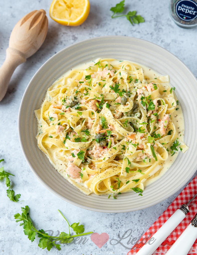 Tagliatelle met roomsaus en gerookte zalm Tagliatelle met roomsaus en gerookte zalm