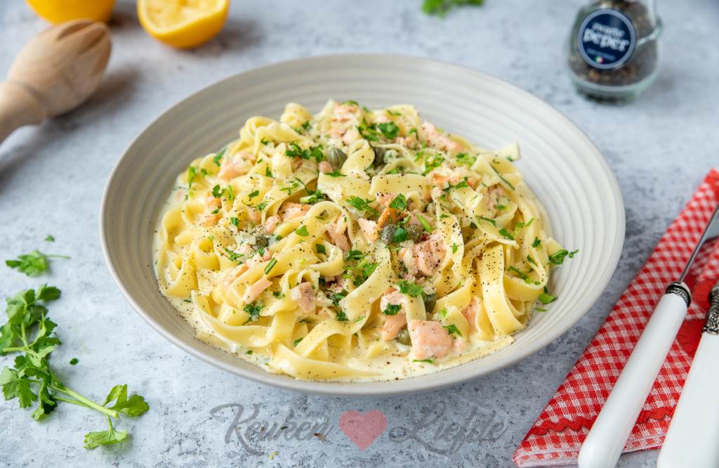 Tagliatelle met roomsaus en gerookte zalm Tagliatelle met roomsaus en gerookte zalm