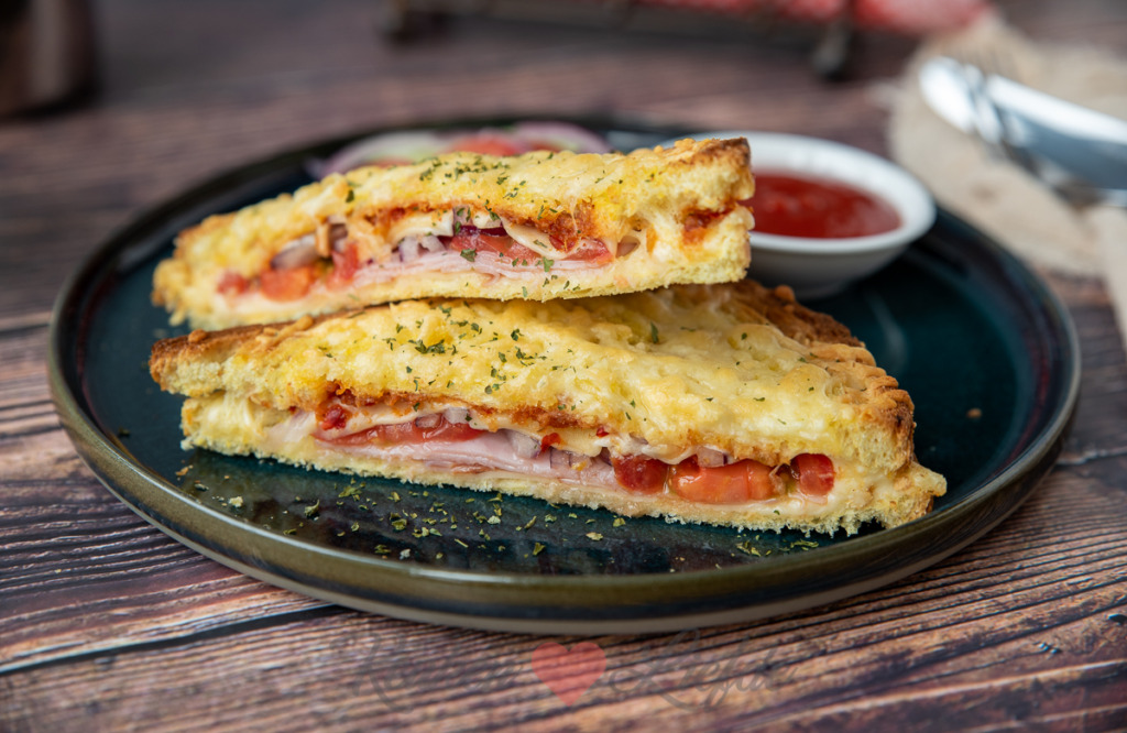 Tosti met ham, kaas en sambal