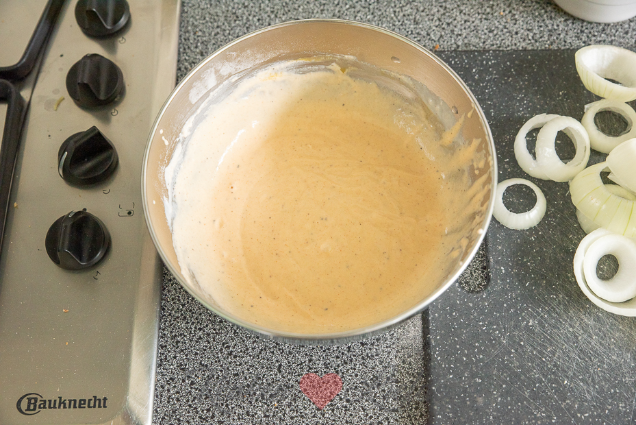 Gefrituurde uienringen met Ranch dipsaus