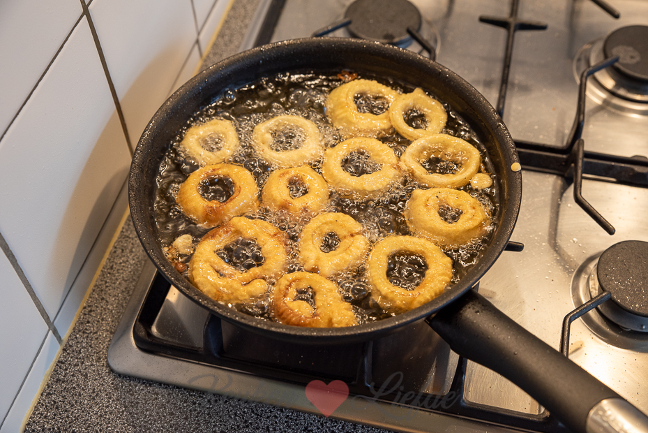 Gefrituurde uienringen met Ranch dipsaus