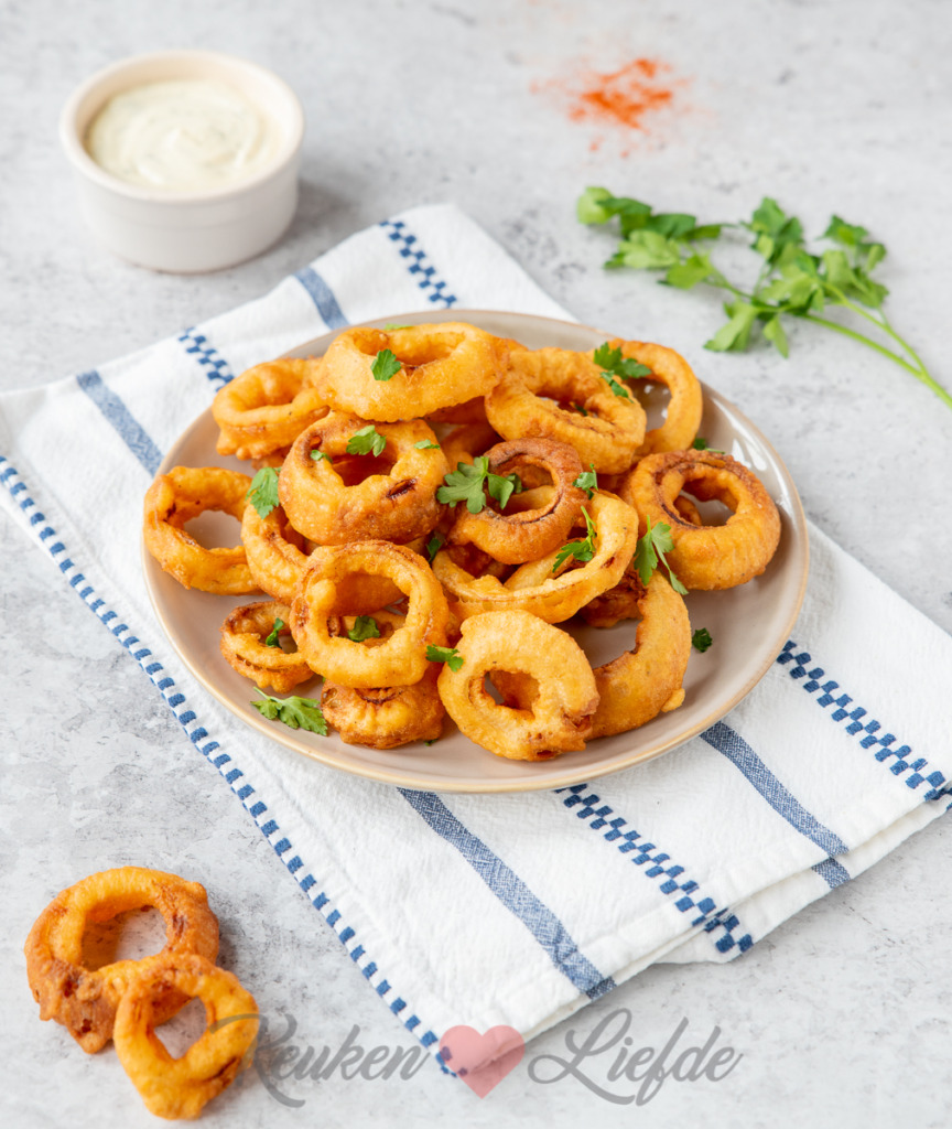 Gefrituurde uienringen met Ranch dipsaus Gefrituurde uienringen met Ranch dipsaus