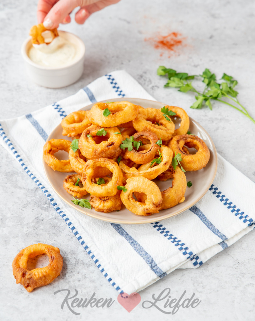 Gefrituurde uienringen met Ranch dipsaus Gefrituurde uienringen met Ranch dipsaus
