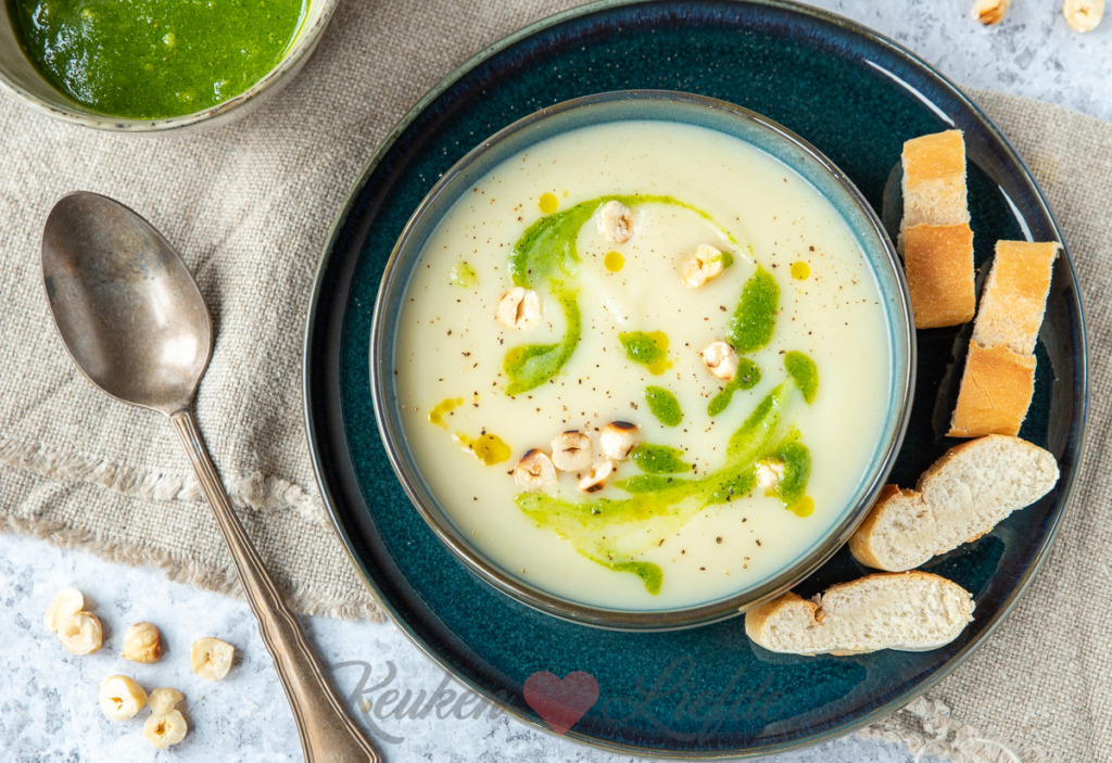 Knolselderijsoep met hazelnootpesto