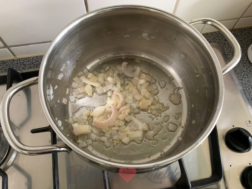 Knolselderijsoep met hazelnootpesto