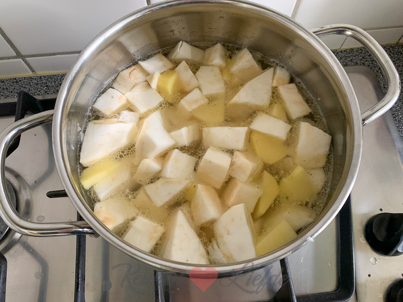 Knolselderijsoep met hazelnootpesto