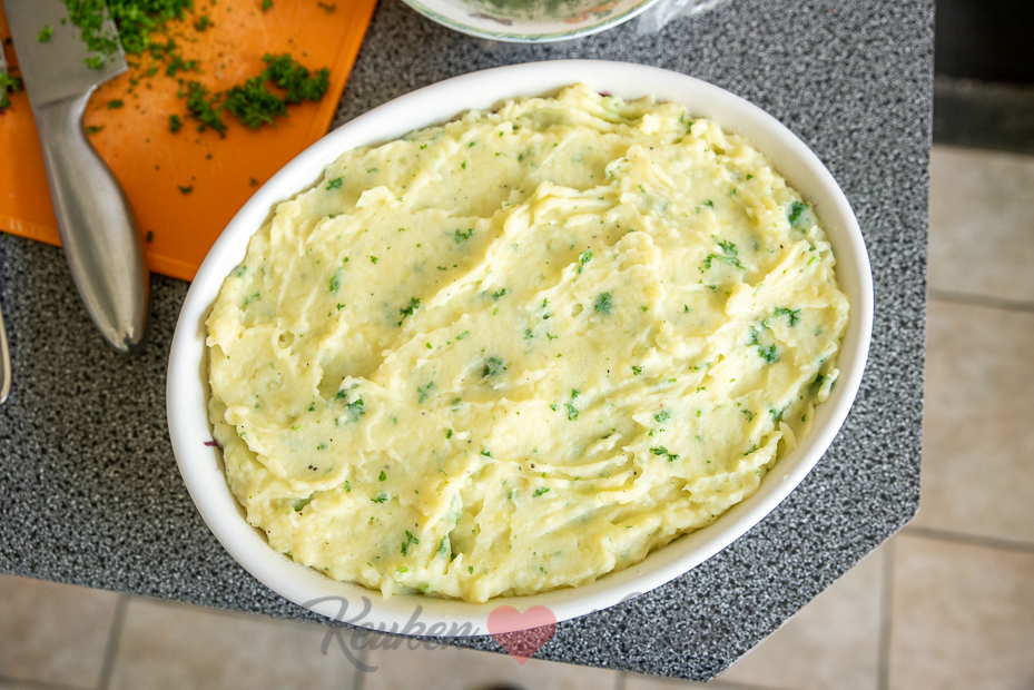 Rodekoolschotel met gehakt en puree