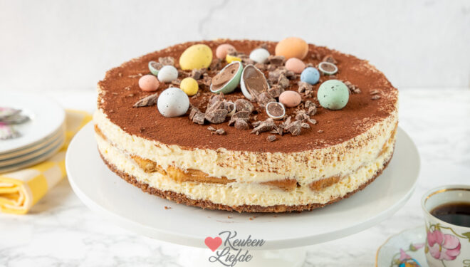 Strooi cacaopoeder over de taart en garneer met paaseitjes