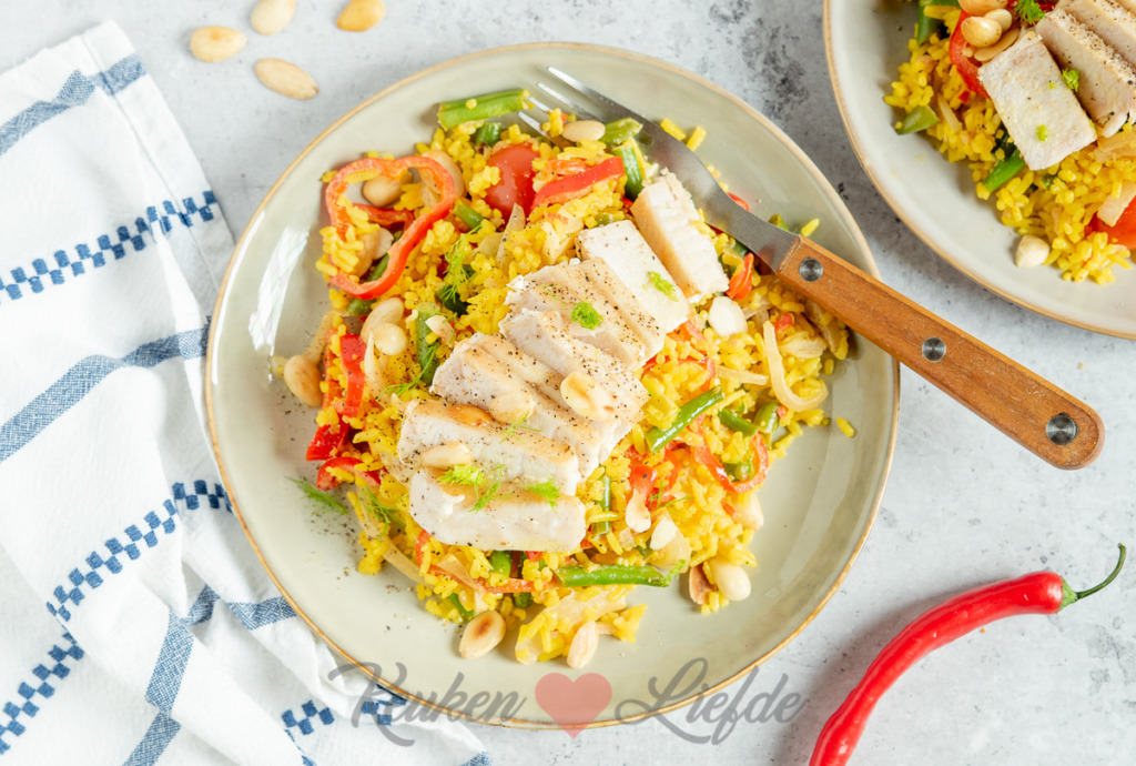 Gebakken gele rijst met tonijn