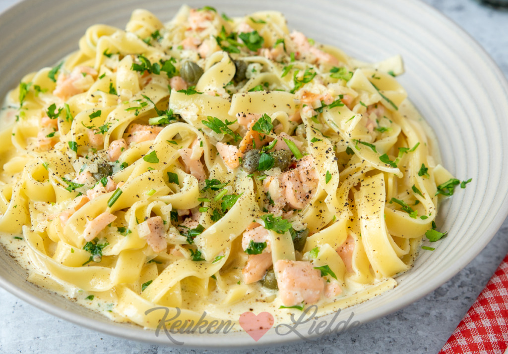 Tagliatelle met roomsaus en gerookte zalm Tagliatelle met roomsaus en gerookte zalm