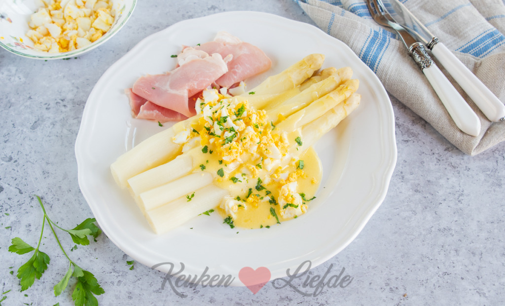 Witte asperges met botersaus