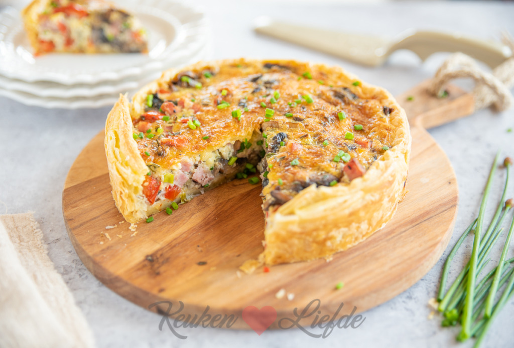 Hartige taart met paprika, champignons en ham