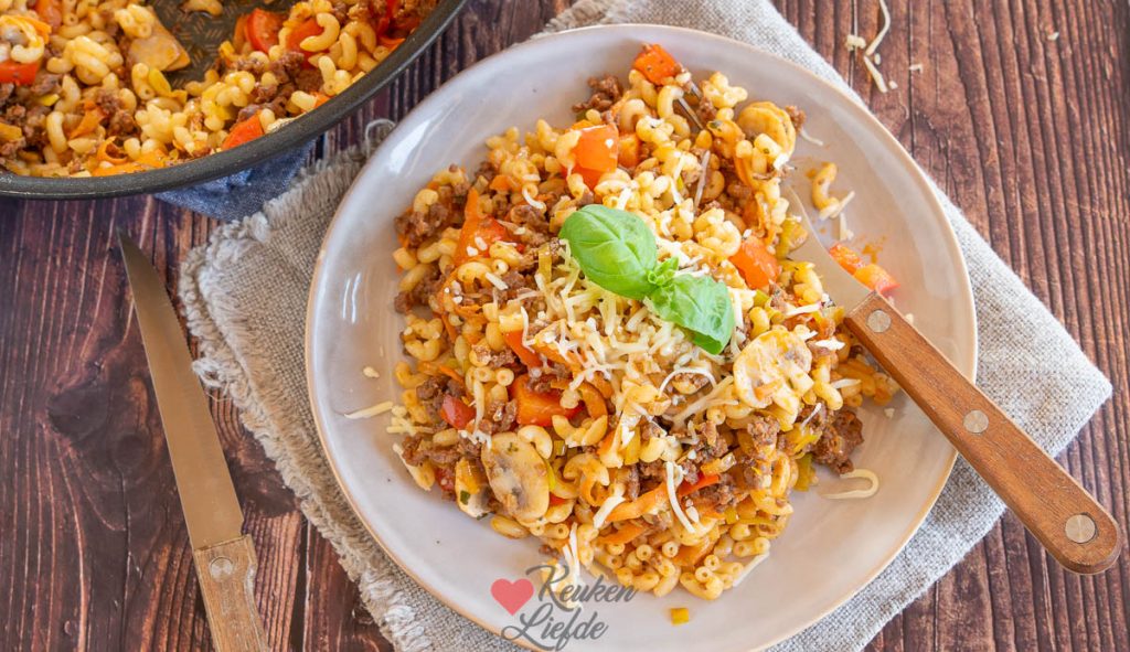 Macaroni met gehakt en groenten