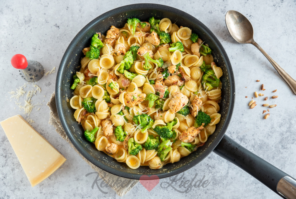 Pasta met kip, broccoli en roomsaus
