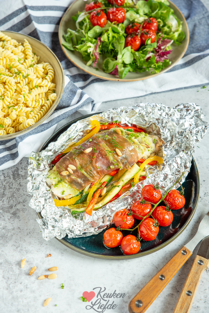 Vispakketje met courgette, paprika en parmaham Vispakketje met courgette, paprika en parmaham