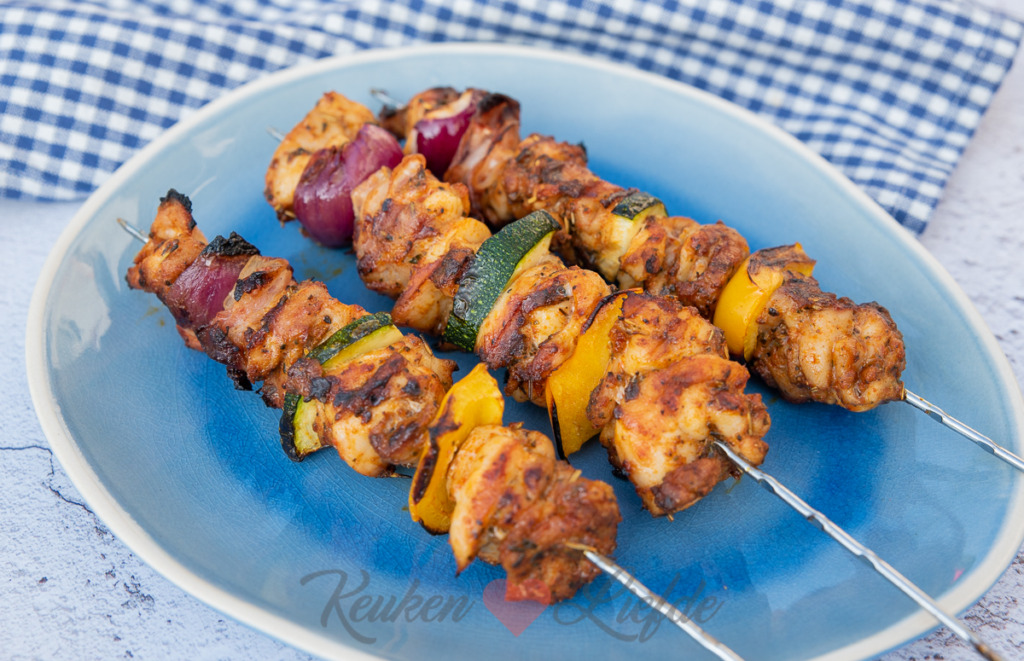 Gekruide kipspiezen van de barbecue