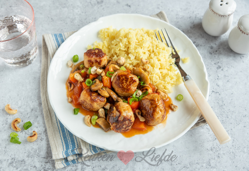Kipgehaktballetjes in zoetzure saus