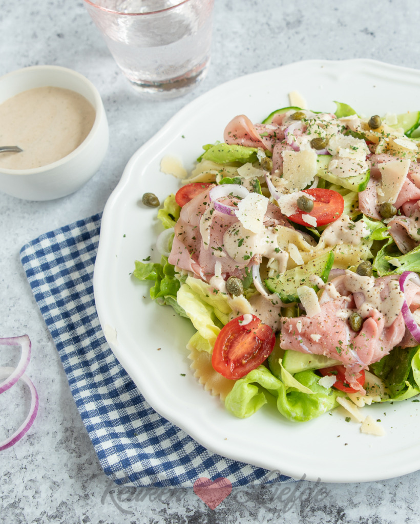Maaltijdsalade met kalfsfricandeau en tonijnmayonaise Maaltijdsalade met kalfsfricandeau en tonijnmayonaise